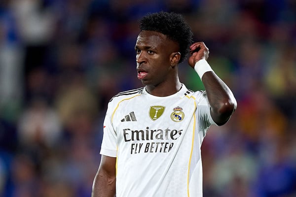 文西乌斯·儒尼奥尔对自己在国家德比中被换下的反应引发了转会传闻。/ Angel Martinez/Getty Images