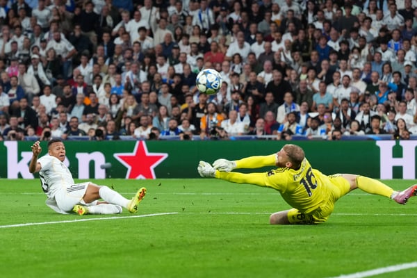 迪格雷戈里奥全力扑救,阻止了基利安·姆巴佩的射门。/安吉尔·马丁内斯/盖蒂图片社