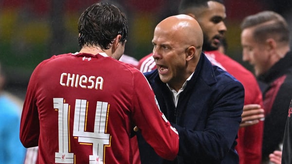 费德里科·基耶萨(左)与阿尔内·斯洛特意见相左。/ KIRILL KUDRYAVTSEV/AFP/Getty Images