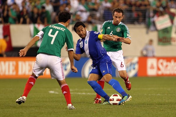 足球：中北美及加勒比海金杯赛——墨西哥对阵危地马拉，2011年6月18日；美国新泽西州东卢瑟福；危地马拉球员卡洛斯·鲁伊斯（20号）移动