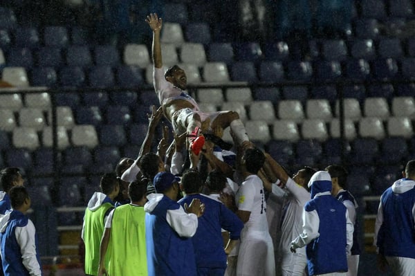 危地马拉球员在击败圣维森特和格拉纳迪纳斯后为卡洛斯·佩斯卡多·鲁伊斯欢呼