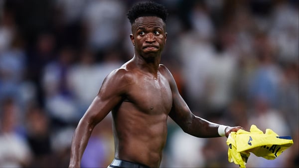 维尼修斯·儒尼奥尔对哈维·阿隆索的一些决定表现出了明显的不满。/ Alvaro Medranda/Quality Sport Images/Getty Images