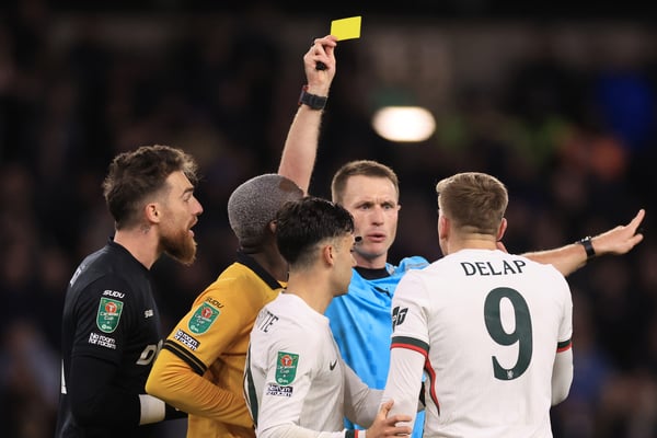 切尔西球员利亚姆·德拉普（右）吃到第二张黄牌被罚下场，VAR也无法推翻这一判罚。/ Marc Atkins/Getty Images