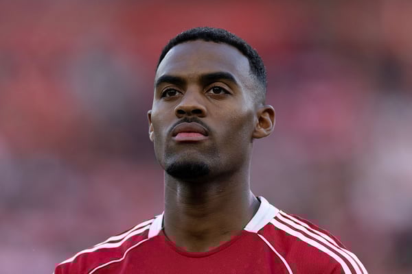 Ryan Gravenberch 的造型由 Arne Slot 操刀。/ Joe Prior/Visionhaus/Getty Images