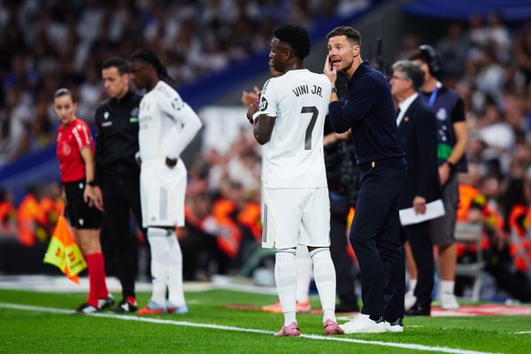 哈维·阿隆索（右）和维尼修斯·儒尼奥尔之间的关系备受关注。/ Alvaro Medranda/Quality Sport Images/Getty Images