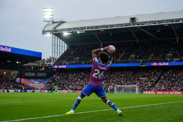 本赛季英超联赛中，掷界外球发挥了重要作用。/ Sebastian Frej/Getty Images