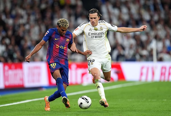 阿尔瓦罗·卡雷拉斯（右）在国家德比中完全遏制了拉明·亚马尔。 /安吉尔·马丁内斯/盖蒂图片社