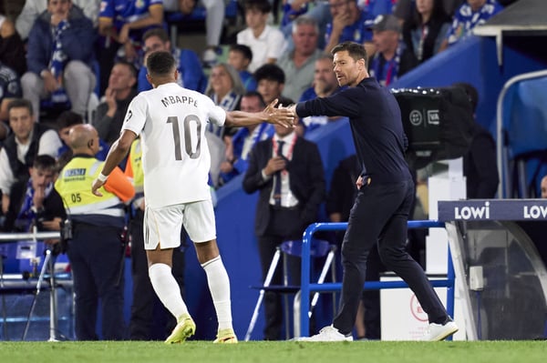 姆巴佩公开支持主教练哈维·阿隆索。/ Mateo Villalba/Getty Images