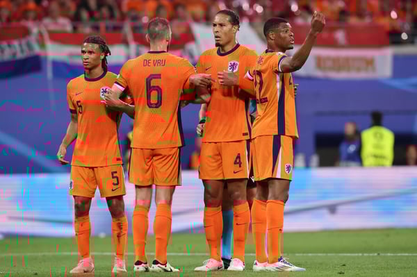 世界杯FIFA体育新闻：内森·阿克、斯特凡·德弗里、维吉尔·范迪克和丹泽尔·邓弗里为荷兰队效力