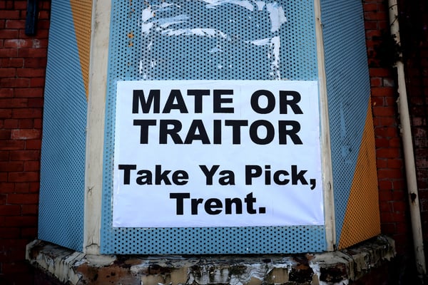 利物浦球迷对特伦特·亚历山大-阿诺德离队的传闻反应强烈。/ Carl Recine/Getty Images