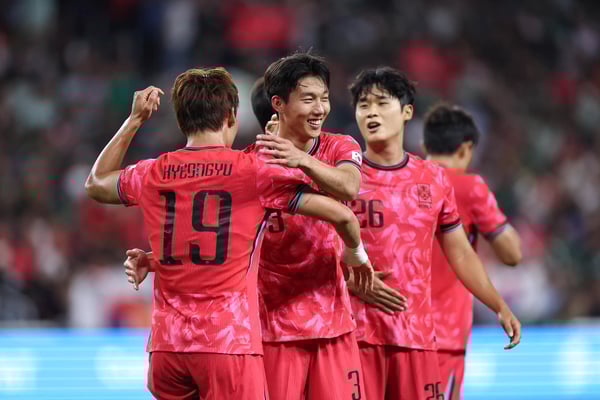 李韩范与吴亨奎庆祝韩国进球