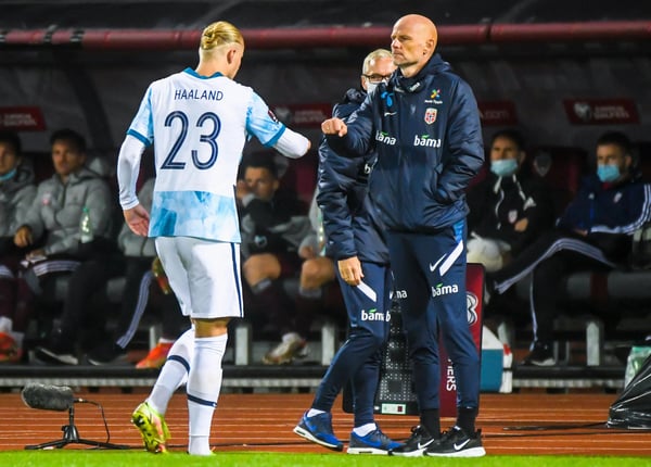 世界杯FIFA体育新闻：埃尔林·哈兰德与挪威主帅索尔巴肯击拳