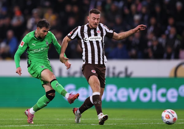 乔·斯卡利(右)帮助门兴格拉德巴赫取得了一场酣畅淋漓的大胜。/ Selim Sudheimer/Getty Images