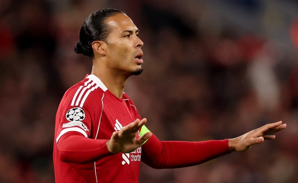 世界杯FIFA体育新闻：范戴克帮助利物浦罕见地零封对手。/ Carl Recine/Getty Images