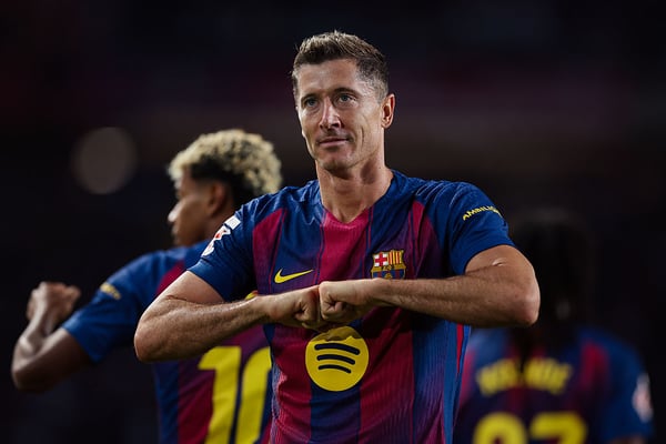 罗伯特·莱万多夫斯基将在下赛季开始前年满38岁。/ Judit Cartiel/Getty Images