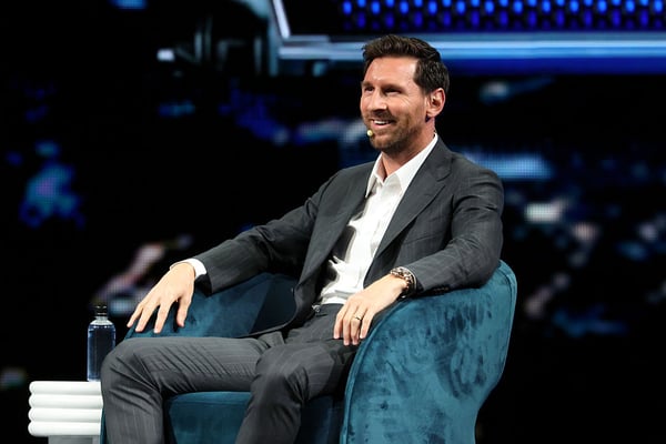 莱昂内尔·梅西是本次活动的贵宾。/ Alexander Tamargo/Getty Images for America 商业论坛