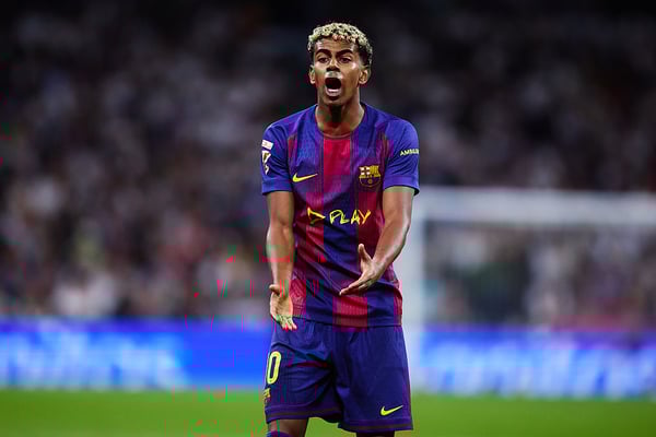 拉明·亚马尔正饱受腹股沟伤势的困扰。/ Alvaro Medranda/Quality Sport Images/Getty Images