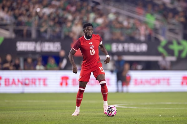 阿尔方索·戴维斯身穿加拿大2024年和2025年主力球衣。/ Brett Patzke-Imagn Images