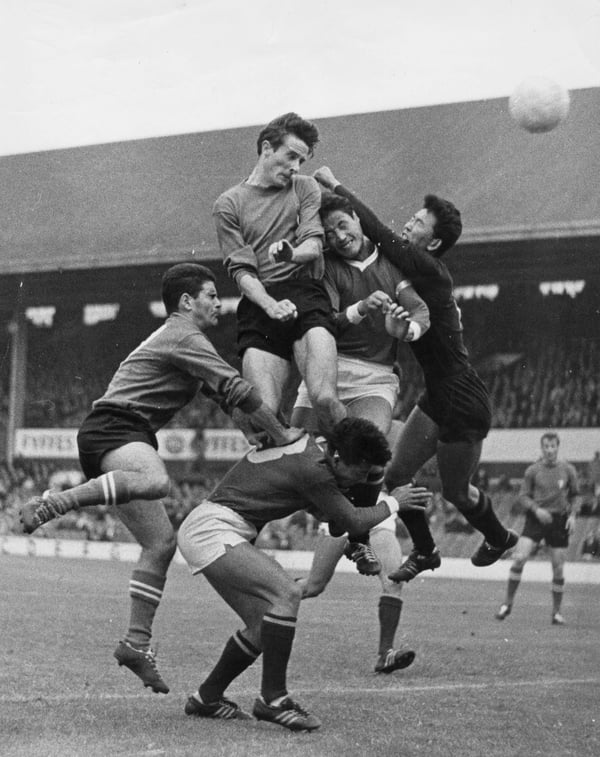 世界杯FIFA体育新闻：1966年国际足联世界杯朝鲜对阵意大利的比赛中，球门前的精彩瞬间