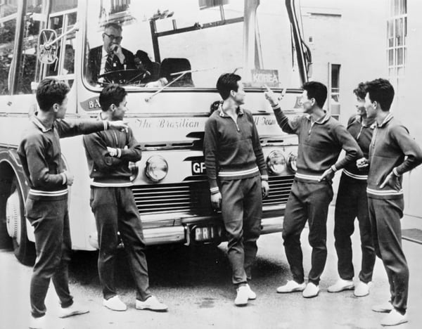 世界杯FIFA体育新闻：1966年国际足联世界杯期间，朝鲜人民军代表队正在检查一辆巴士。