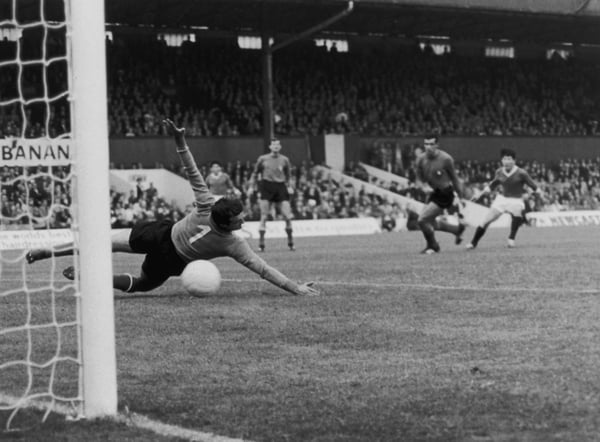 世界杯FIFA体育新闻：朴斗益在1966年国际足联世界杯上代表朝鲜队对阵意大利队进球