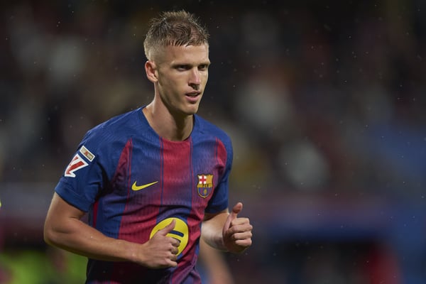 弗里克可能会安排达尼·奥尔莫与弗兰基·德容搭档巴塞罗那的中场。/ Pedro Salado/Getty Images