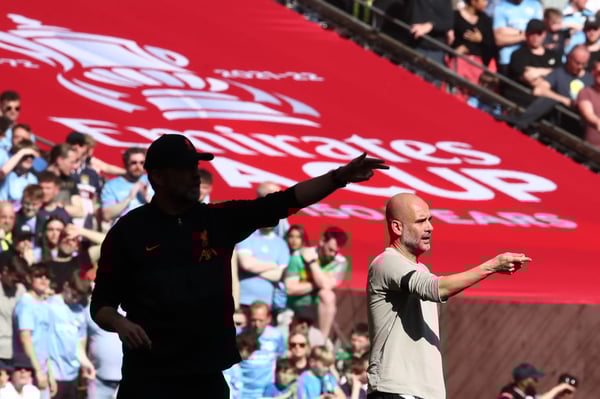 尤尔根·克洛普(左)的执教场次里程碑比佩普·瓜迪奥拉更早达到1000场。/ Chris Brunskill/Fantasista/Getty Images