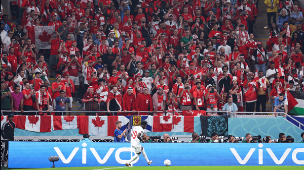 2022年,加拿大队时隔36年重返世界杯赛场,众多球迷涌向卡塔尔观看比赛。/ Robbie Jay Barratt/Getty Images