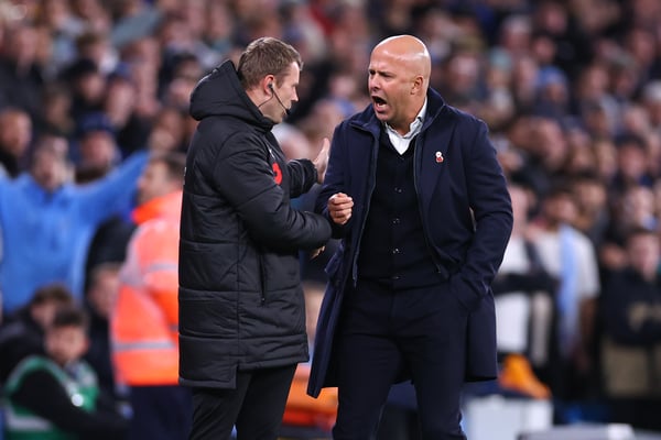阿恩·斯洛特(右)对这一决定感到不满。/ Robbie Jay Barratt/AMA/Getty Images