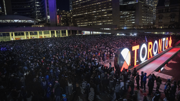 数千名球迷在接近冰点的低温中挤在一起观看多伦多蓝鸟队的世界大赛。/ Brett Gundlock/Getty Images