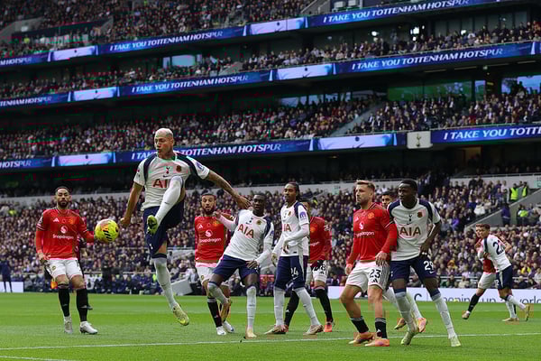 周末,北伦敦的居民们分享了战利品。/ James Gill/Danehouse/Getty Images