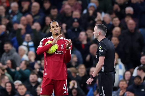 维吉尔·范戴克（左）在伊蒂哈德球场进球被判无效后直言不讳 / Michael Regan/Getty Images