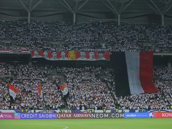 在巴士拉举行的第26届世界杯预选赛伊拉克对阵韩国的比赛中,伊拉克球迷表达了他们的支持。