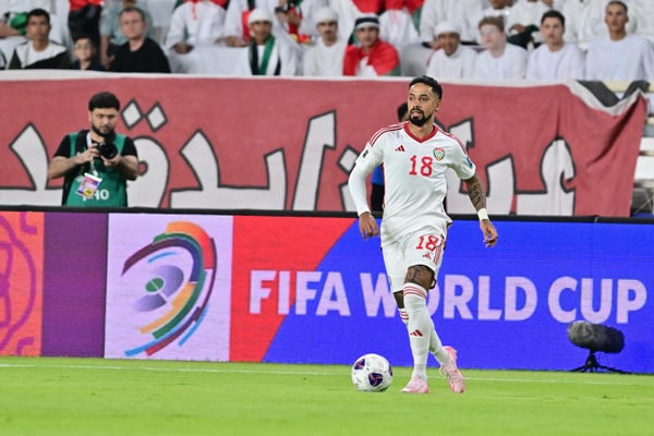 阿联酋球员卡约·卢卡斯在世界杯26周年预选赛对阵乌兹别克斯坦的比赛中