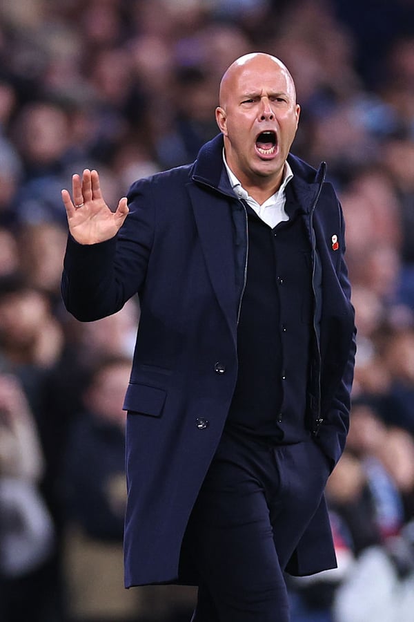 在红军失利的比赛中，阿恩·斯洛特在场边激动不已。/ Robbie Jay Barratt/AMA/Getty Images