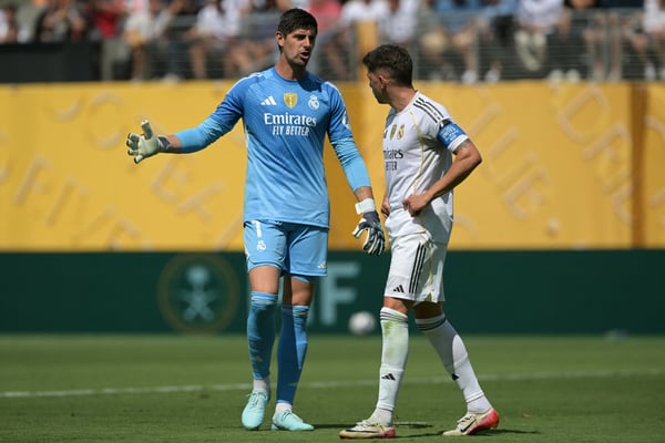 蒂博·库尔图瓦（左）和费德里科·巴尔韦德是哈维·阿隆索麾下的两名主力球员。/ JUAN MABROMATA/AFP/Getty Images