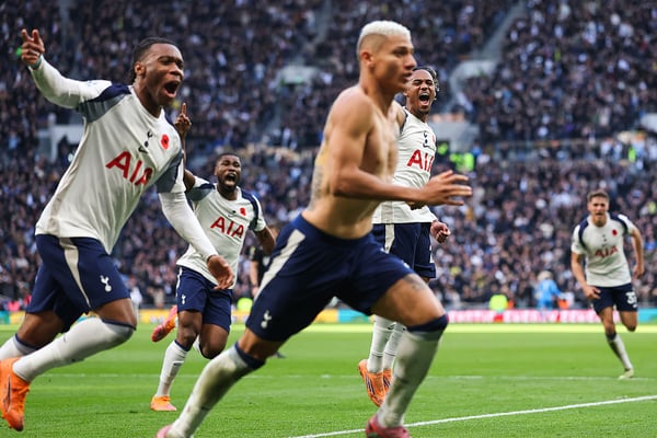 里沙利松在伤停补时阶段进球后因庆祝动作过激而被出示黄牌。/ Alex Pantling/Getty Images