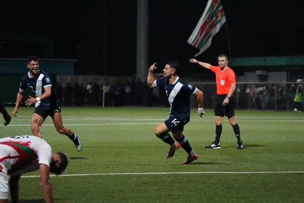 达尔文·洛姆庆祝战胜苏里南