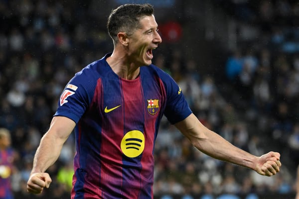 37岁的罗伯特·莱万多夫斯基成为西甲历史上第四年长的帽子戏法球员。/ Miguel Riopa/AFP/Getty Images