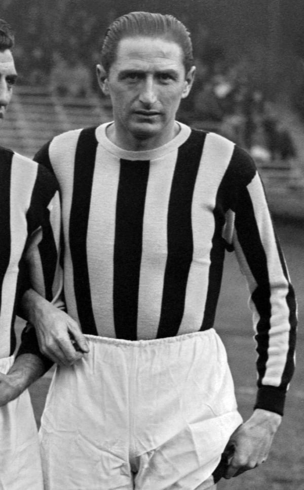 西尔维奥·皮奥拉是意大利足球早期的明星球员。/ STAFF/AFP/Getty Images