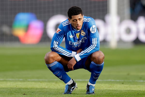 裘德·贝林厄姆多次被迫回防,为多名队友补位。/ Maria Gracia Jimenez /Soccrates/Getty Images