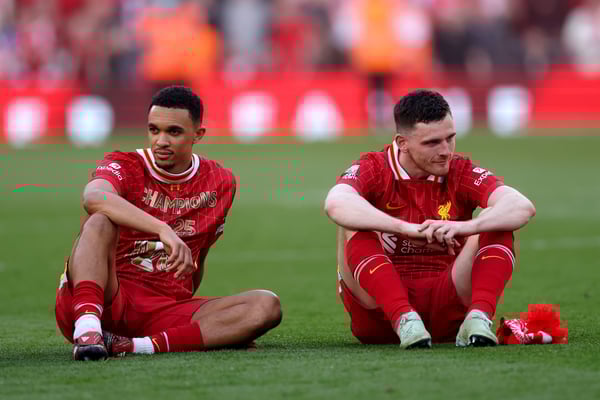 特伦特·亚历山大-阿诺德(左)与利物浦的合同到期。/ Carl Recine/Getty Images