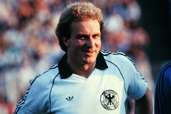 卡尔-海因茨·鲁梅尼格在其辉煌的职业生涯中只效力过三家俱乐部。/ Valdmanis/United Archives/Getty Images