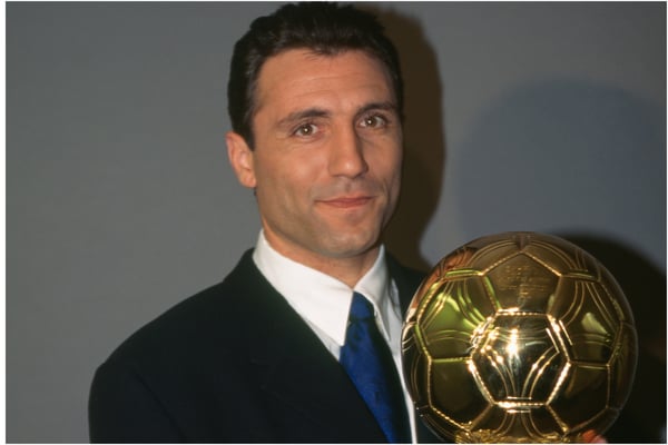 在伟大的约翰·克鲁伊夫的指导下，赫里斯托·斯托伊奇科夫荣膺金球奖。/ Christian Liewig/TempSport/Corbis via Getty Images