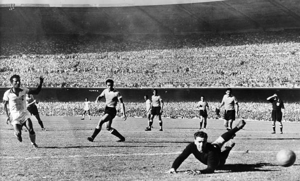 1950 年，齐济尼奥代表巴西对阵乌拉圭