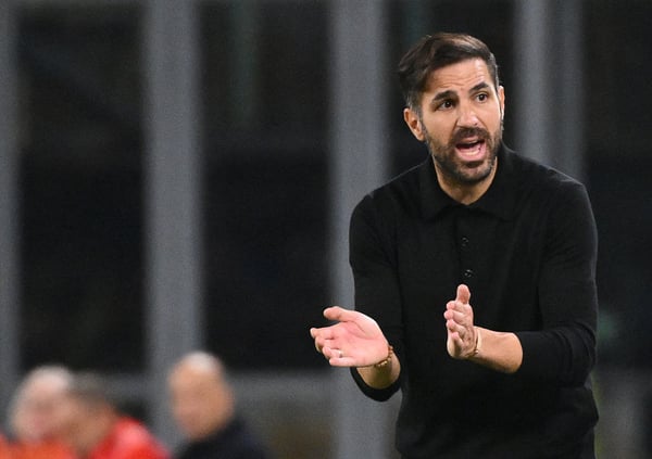 帕斯在前阿森纳中场球员塞斯克·法布雷加斯的带领下闪闪发光。 /阿尔贝托·皮佐利/法新社/盖蒂图片社