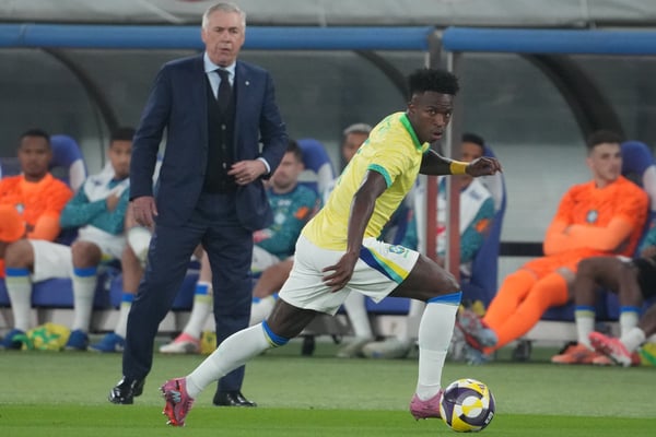 卡洛·安切洛蒂(左)和维尼修斯·儒尼奥尔在巴西重聚。/ Masashi Hara/Getty Images