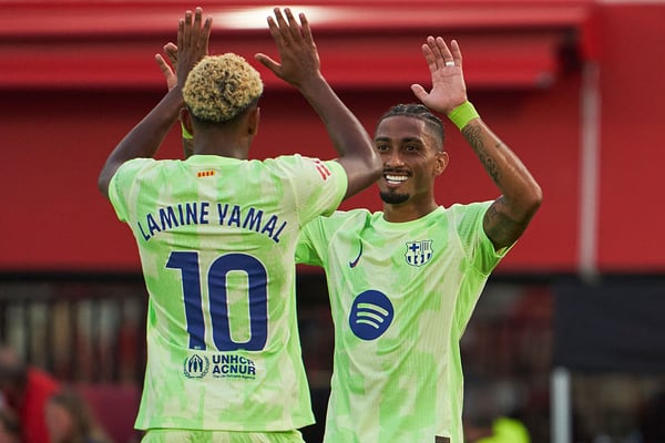 拉明·亚马尔（左）和拉菲尼亚当然将继续占据巴塞罗那的左右边路位置。/ Rafa Babot/Getty Images