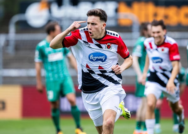 赛义德·埃尔·马拉庆祝他为维多利亚科隆队打入的首粒进球