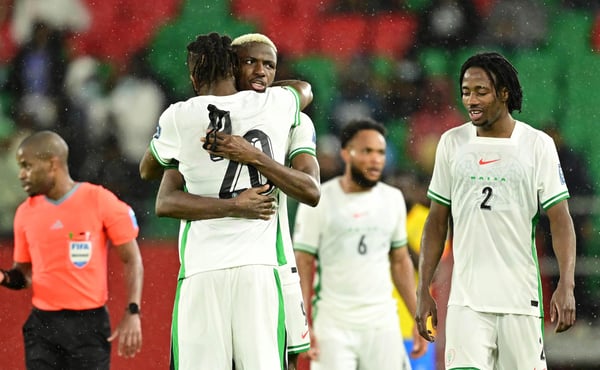 维克托·奥西姆亨在拉巴特举行的第26届世界杯预选赛非洲足联附加赛半决赛中，为尼日利亚队攻入制胜球后庆祝。